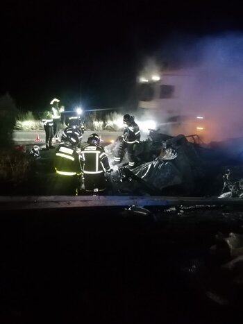 Dos fallecidos y un herido tras arder dos camiones en la A-6