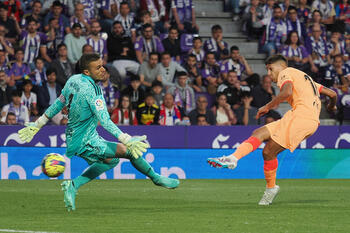 El Atleti golea, sufre y sentencia ante un peleón Valladolid