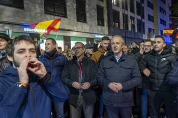 Veganzones y Pablo Sáez encabezan la protesta frente al PSOE