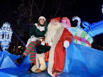 Papá Noel recorre las calles con seis carrozas y 350 personas