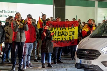 Decenas de personas vuelven a protestar en la sede del PSOE