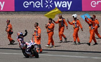 Jorge Martín se lleva la carrera sprint y Bagnaia, la pole