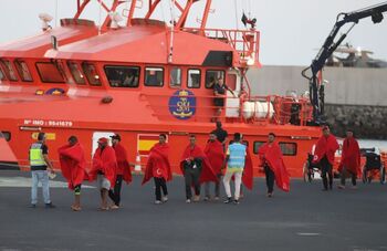 Llegan a Canarias más de mil migrantes este fin de semana