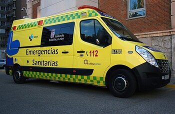 Un sexagenario muere en la calle por una posible descarga