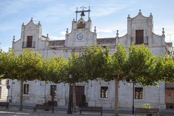 Instan a la alcaldesa de Nava a dar un despacho a SOMOS x Nava