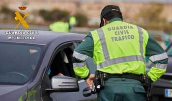 La Guardia Civil rescata a un bebé atrapado en un coche