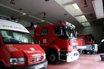 Los Bomberos sofocan un incendio en un taller de motocicletas