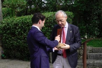 El poeta Luis Alberto de Cuenca recibe el Ciprés de Honor