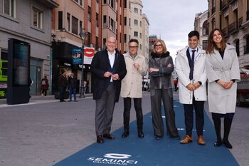 La alfombra de gala cambia de verde a azul