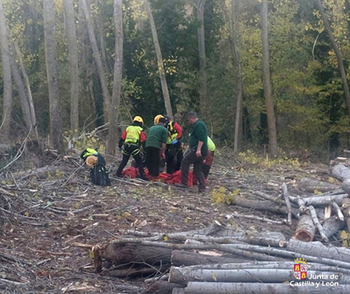 Rescatado tras caerle un tronco en la pierna y fracturarla