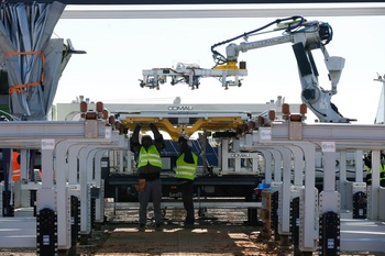 El parque fotovoltaico de Peñaflor, pionero en robotización