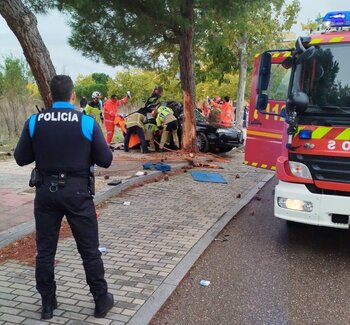 Tres heridos al chocar un turismo contra un árbol