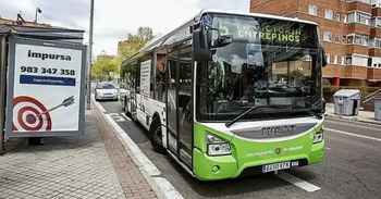 Recogen firmas para exigir puntualidad a los buses de Auvasa