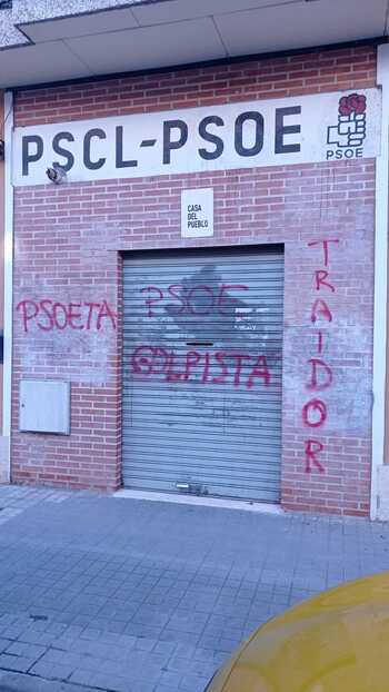 Nuevas pintadas vandálicas en la sede del PSOE de Laguna