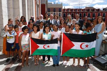 El alcalde recibe a los niños saharauis de 'Vacaciones en Paz'