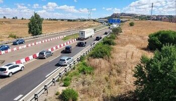 Una colisión entre dos vehículos produce retenciones en la A-6