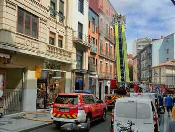 Un incendio corta la circulación en Bajada de la Libertad