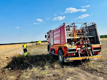 Excarcelan a un hombre de un coche accidentado en Rueda