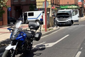 Una furgoneta se incendia en un cruce de Arco de Ladrillo