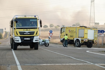 Un incendio obliga a desalojar dos pueblos en León