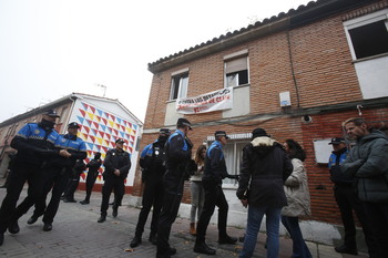 Frenan el desahucio previsto en la calle Batuecas