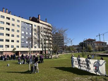 Unas 100 personas protestan contra la plaza para de la Riva