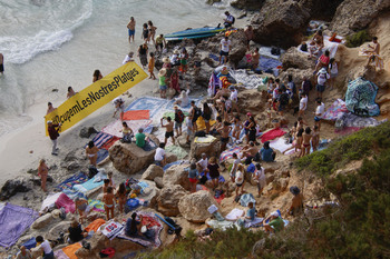 300 mallorquines 'toman' una cala en contra de la masificación