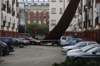 El viento arranca la cubierta de un tejado en Recondo