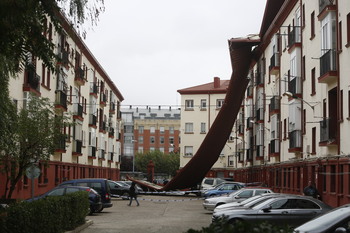 El viento arranca la cubierta de un tejado en Recondo