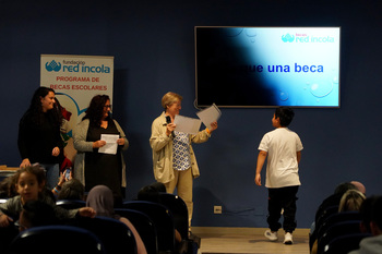 Red Incola entrega 45 becas a familias vulnerables