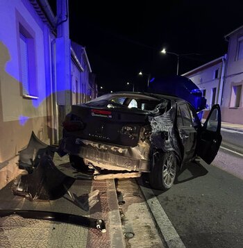 Un conductor choca contra varias fachadas en Íscar