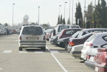 Tres empresas aspiran al techado del parking del aeropuerto