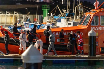 Rescatan a 65 migrantes de una neumática en aguas de Lanzarote