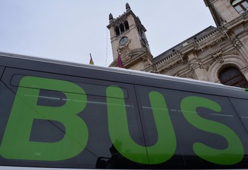 El PSOE pide subir un 10% la bonificación del bus desde julio