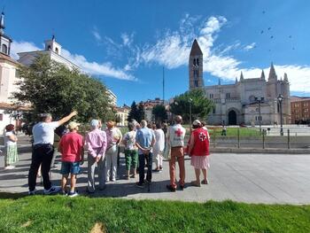 Cruz Roja mantiene en agosto sus rutas estivales para mayores