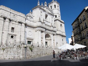 La catedral de Valladolid se ilumina de rojo hasta el domingo