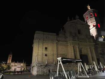 La catedral de Valladolid se ilumina de rojo hasta el domingo