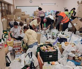 El Ayuntamiento recoge 100 toneladas de material y alimentos