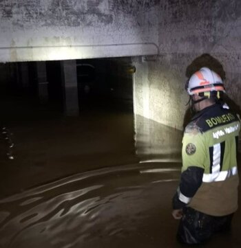 Los bomberos desplazados trabajan en la localidad de Catarroja