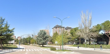 Herida una joven al chocar un patinete y un coche