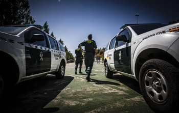 Amenaza con un bate de béisbol y un cuchillo a unos agentes