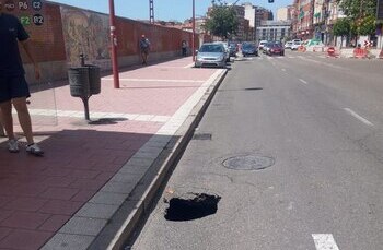 Un socavón obliga a suprimir una parada de bus en Las Delicias