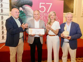 Luis Salvago recibe el 71 Premio de Novela Ateneo