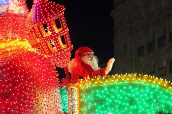 La cabalgata de Papá Noel llena el centro de ilusión