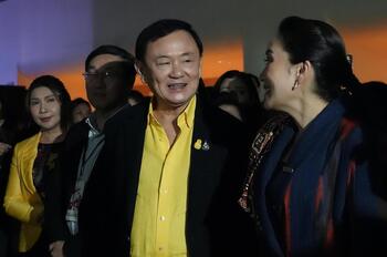 El rey de Tailandia amnistía al ex primer ministro Shinawatra