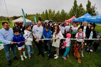 Un centenar de personas participa en la Marcha Familiar Canina