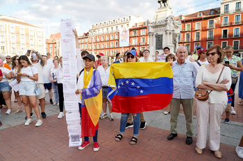 Unas 300 personas reivindican la victoria de Edmundo González