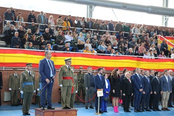 Renedo rinde homenaje a la bandera