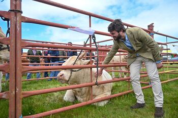 Gallardo muestra en Lumbrales (Salamanca) su apoyo al campo