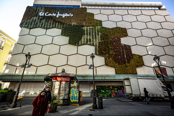 CaixaBank lucirá parte del jardín vertical del Corte Inglés